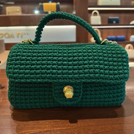 Bolso tejido con solapa y broche dorado, tono verde esmeralda