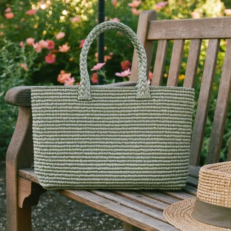 Bolso tote tejido en rafia, tono verde salvia