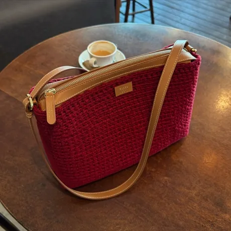 Bolso tejido con correa de cuero, tono burdeos